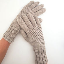Lade das Bild in den Galerie-Viewer, Handschuhe aus Alpaka-Wolle in der Farbe Sand von Enzlgood Alpakas aus Österreich
