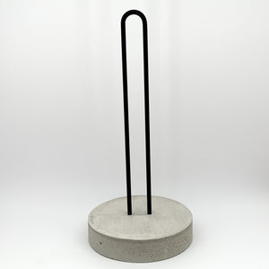 Küchenrollenhalter aus Beton mit Metallstäbe in Schwarz aus Österreich von Kreativwerkstatt Sandberger.