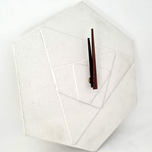 Lade das Bild in den Galerie-Viewer, Betonuhr Hexagon White von RK-Design aus Österreich
