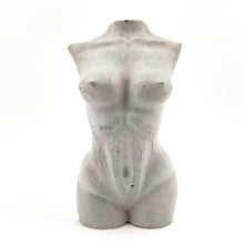 Lade das Bild in den Galerie-Viewer, Körper Skultpur Frau aus Beton von RK-Design aus Österreich
