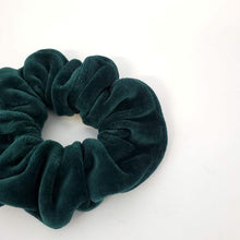 Lade das Bild in den Galerie-Viewer, Scrunchie Smaragdgrün von Sugarcubes aus Österreich
